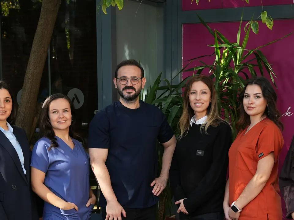 AKM Clinic bina girişi ve tabela, Beşiktaş