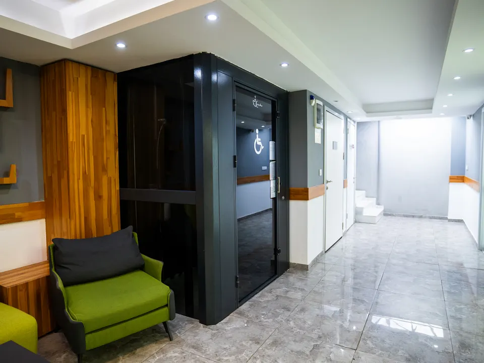 AKM Clinic giriş koridoru ve bekleme köşesi